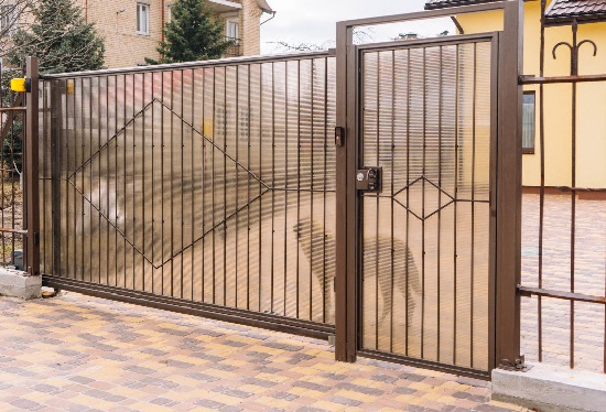 Купить ворота из профлиста с элементами ковки, с металлическими столбами в рамке или под дерево в Петрозаводске от 156825 руб